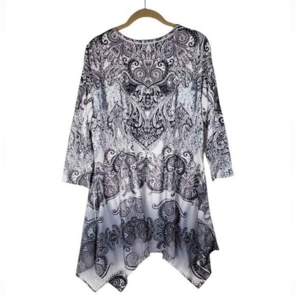 ONE WORLD Printed Knit 3/4 Sleeve Embellished Asymmetrical Tunic White/Black. M - Picture 3 of 15